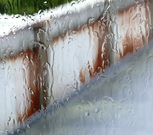 Rain_splashing_down_a_window